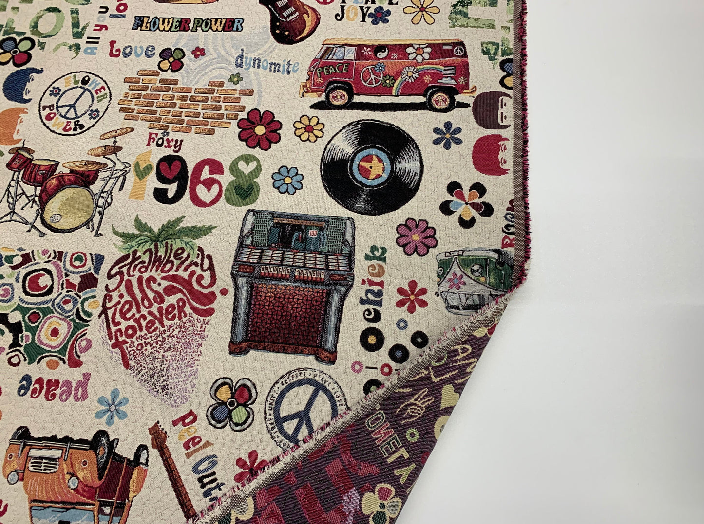 Schöner VW-Bus Mit Hippie Symbolen und Peace Zeichen