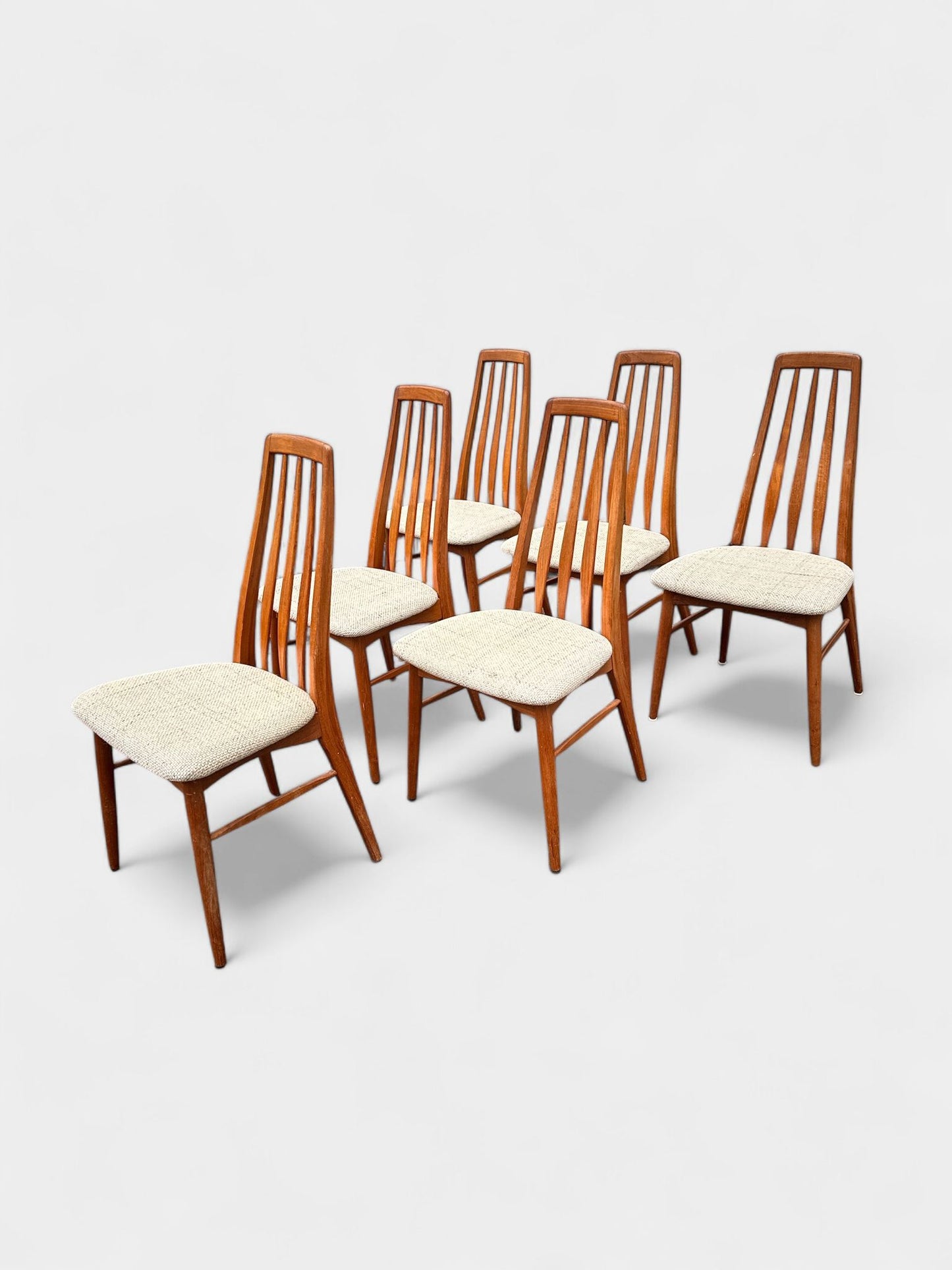 Kreateur Niels Koefoed
Design Epoche 1960 bis 1969
Hergestellt in Dänemark
Zustand Gut — Dieser Vintage/antike Artikel kann einige Gebrauchsspuren wie Kratzer und andere Zeichen der Zeit aufweisen.
Material Teakholz
Breite 48 cm
Tiefe 52 cm
Höhe 97 cm