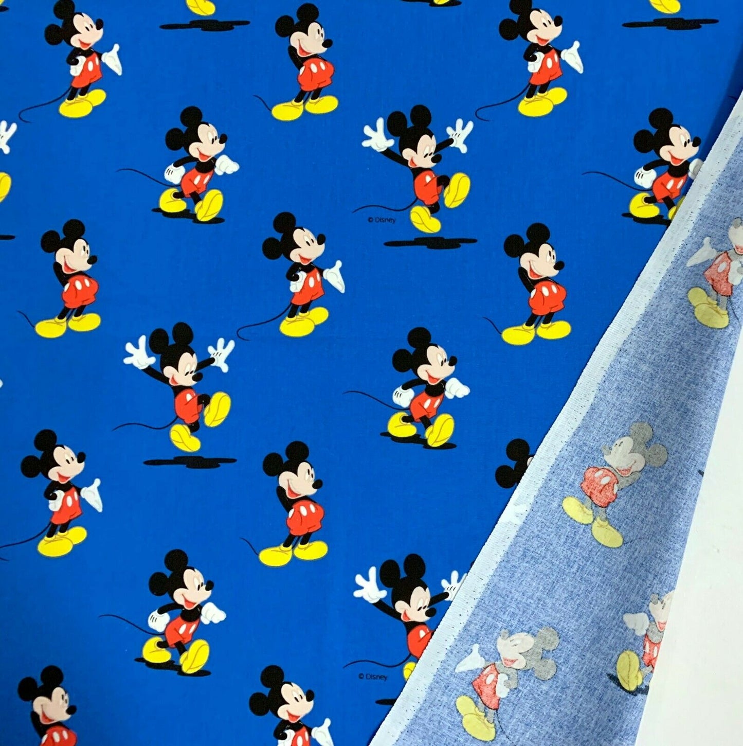 Disney Mickey Mouse auf Blauem Hintergrund