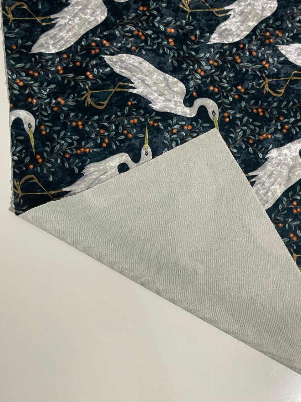 Digital Samt Schwäne Verteilt mit Gewächs Muster