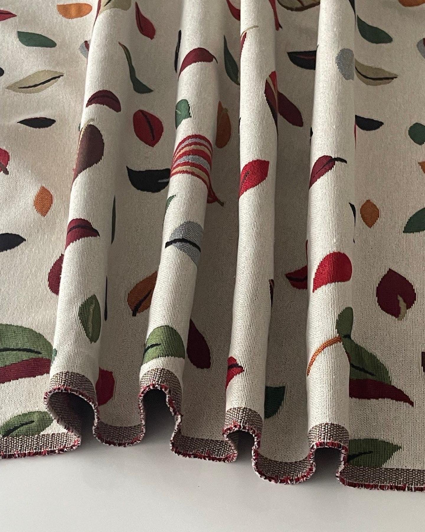 Gobelin Stoffe Motiv bunte Blätter weißer Hintergrund