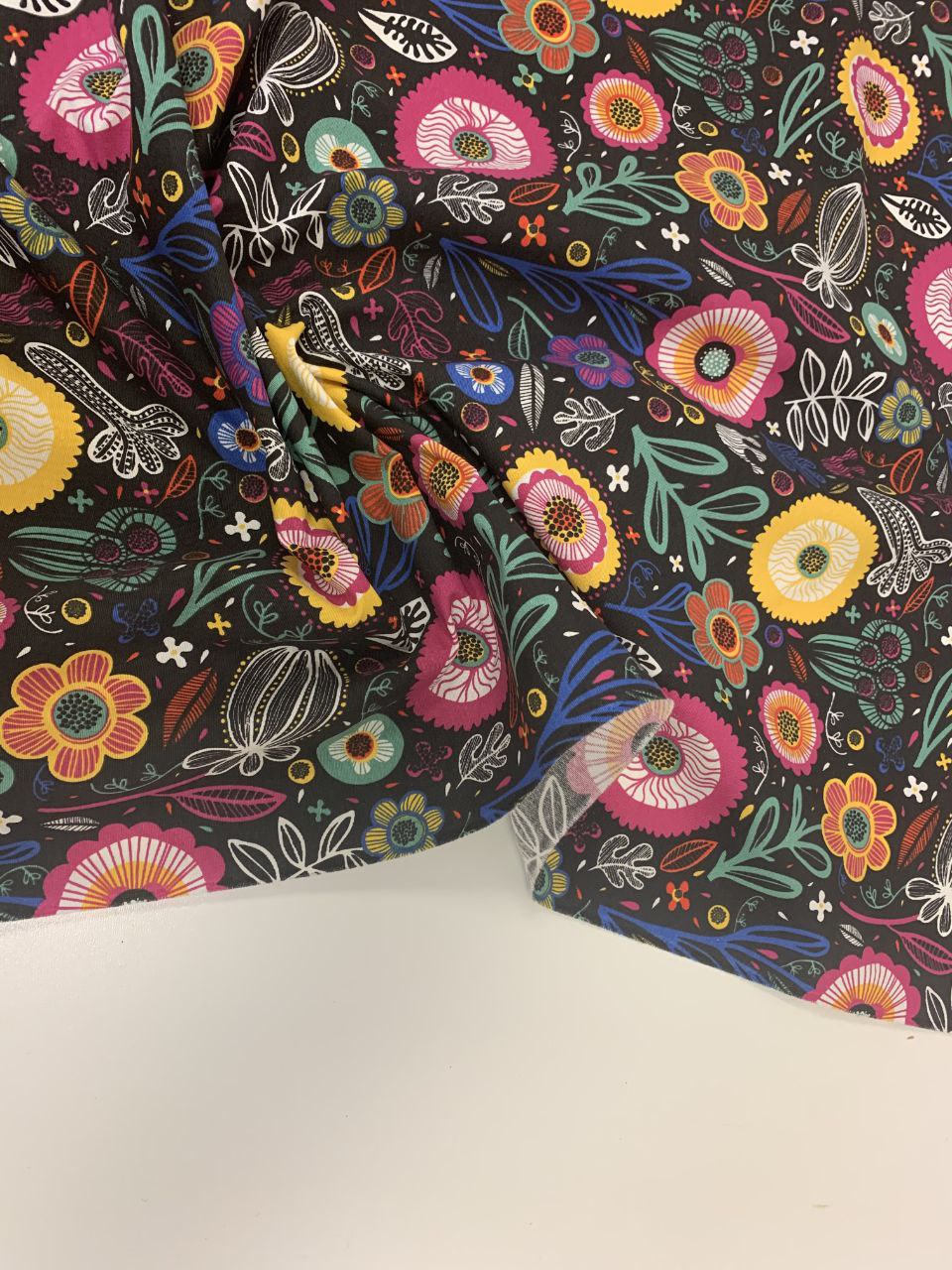 Ottoman Stoffe bunte Blumen mit schwarzem Hintergrund