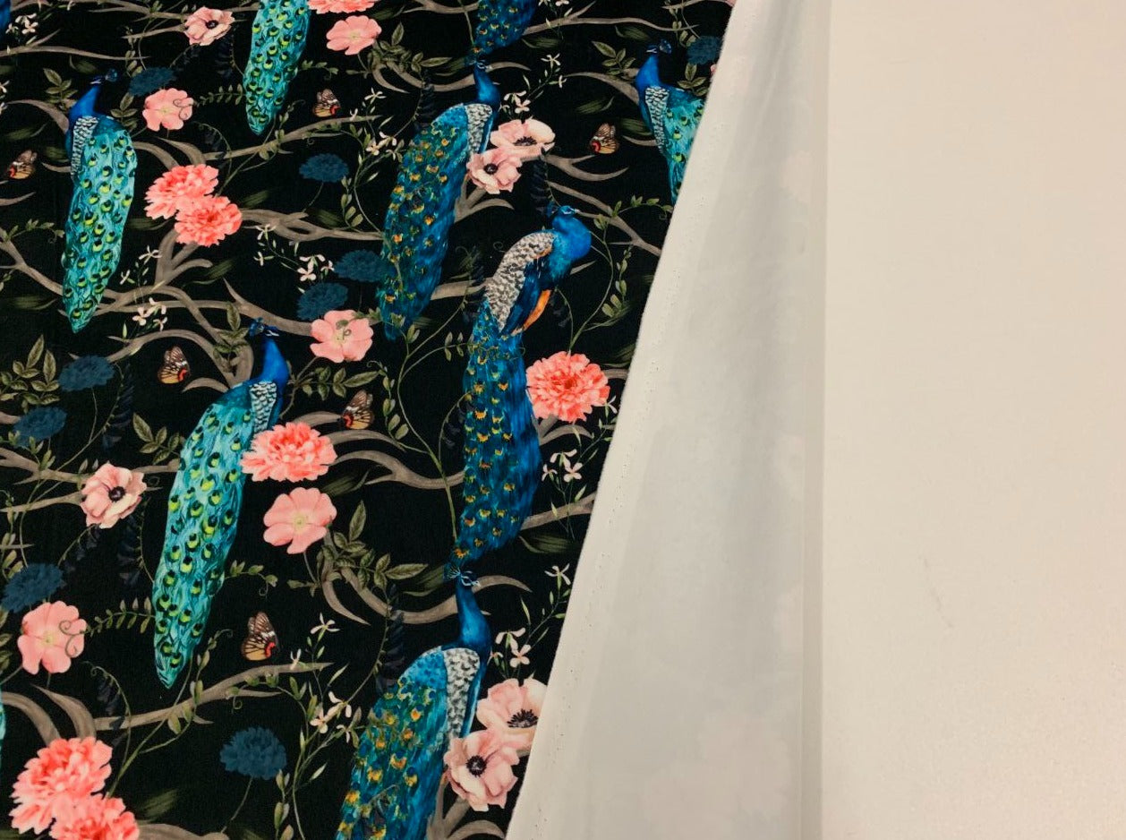 Digitalsamt Blauer Pfau mit Rosen