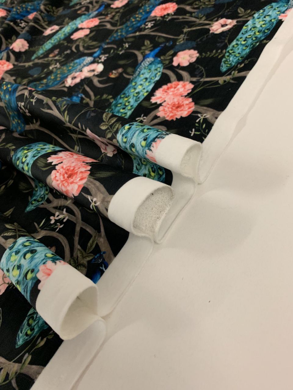 Digitalsamt Blauer Pfau mit Rosen