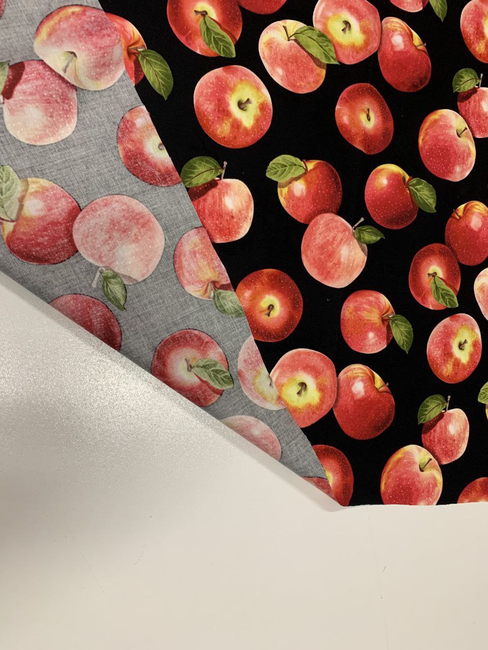Baumwolle & Polyester Kleidung Stoffe Äpfel mit schwarzem Hintergrund