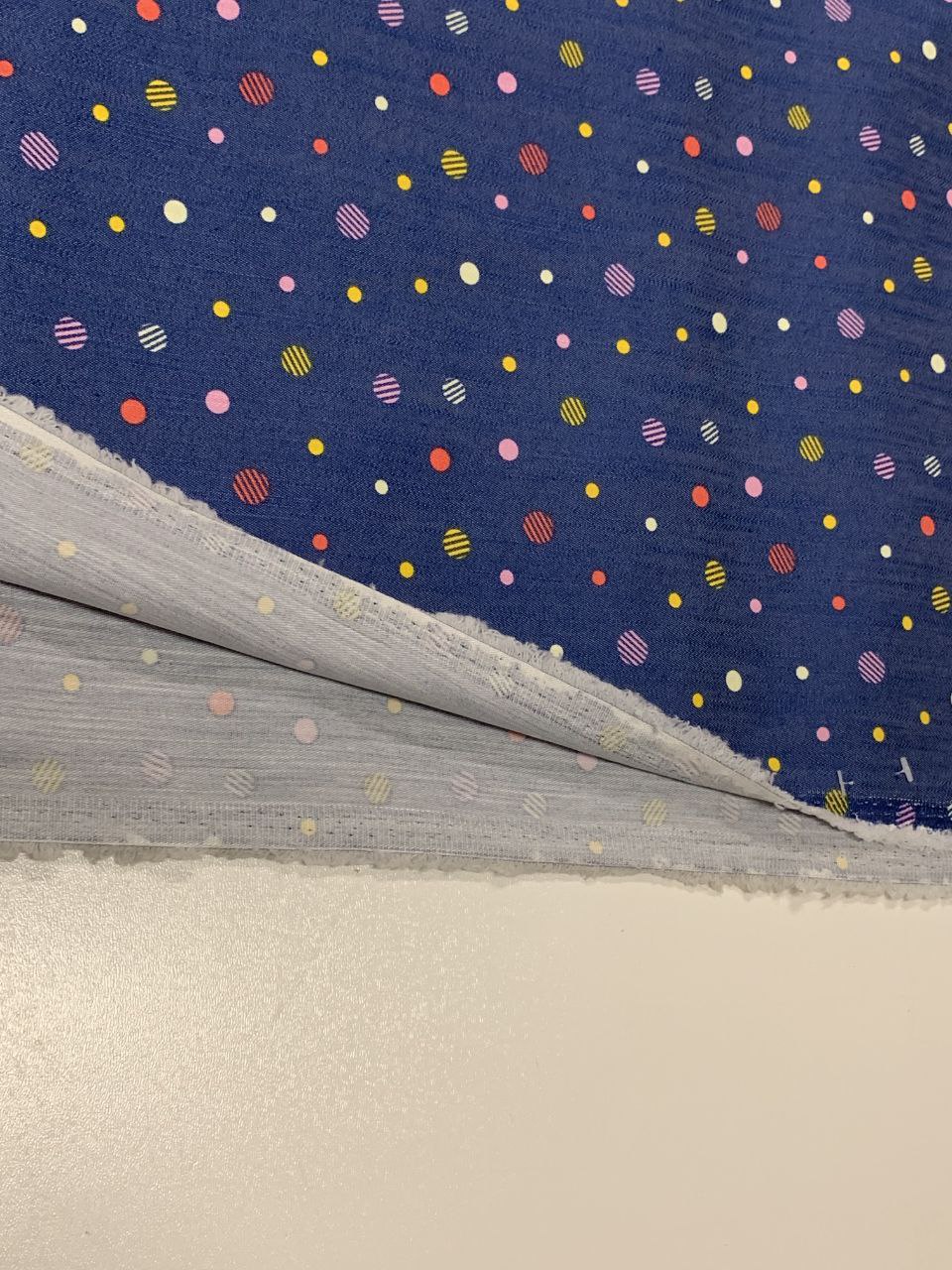 Jens Stoffe bunte Punkte mit blauem Hintergrund