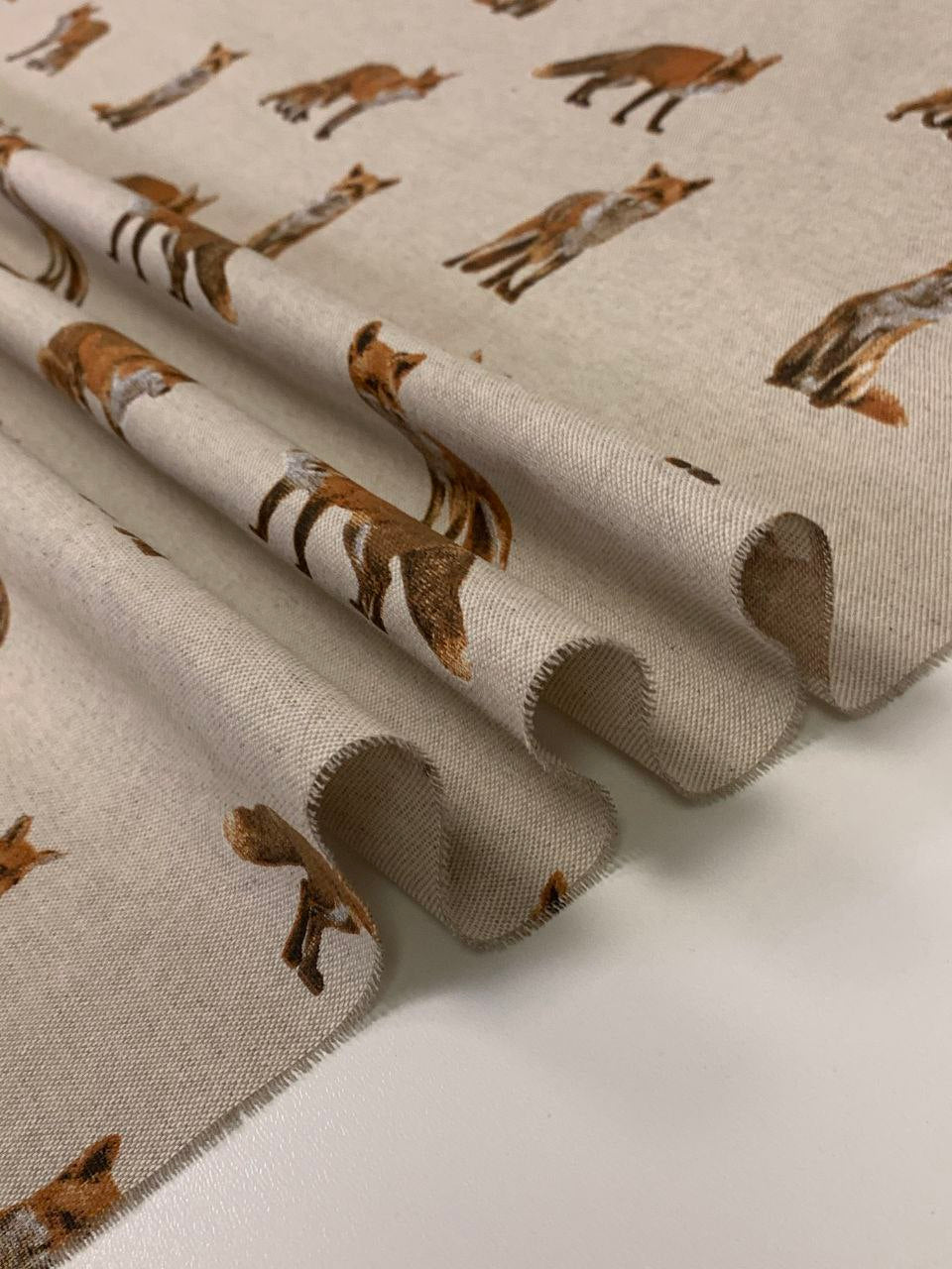 Ottoman Fuchs mit braunem Hintergrund