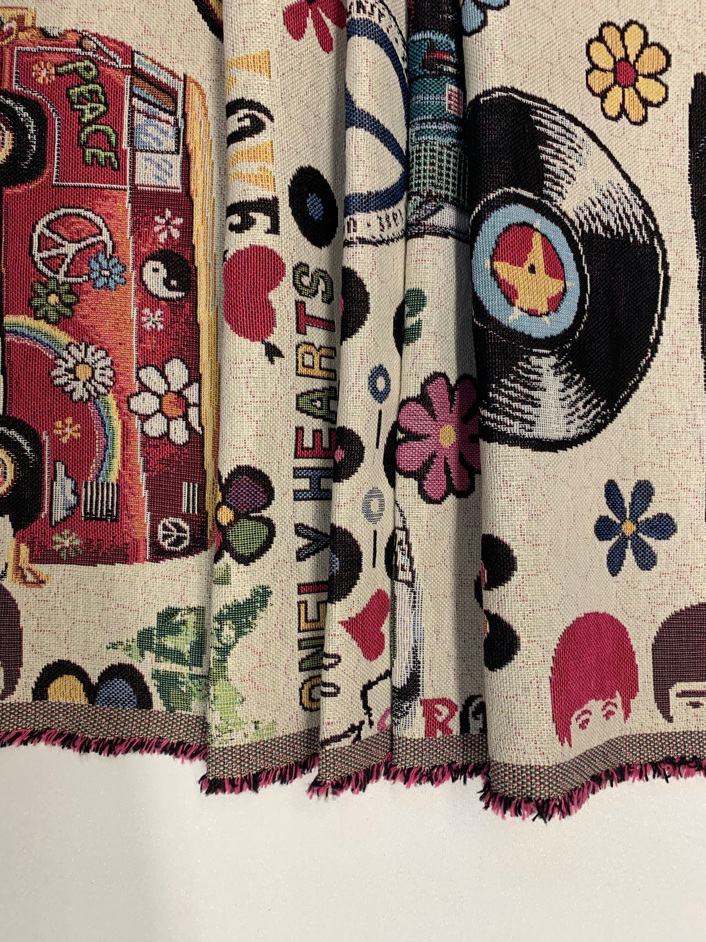 Schöner VW-Bus Mit Hippie Symbolen und Peace Zeichen