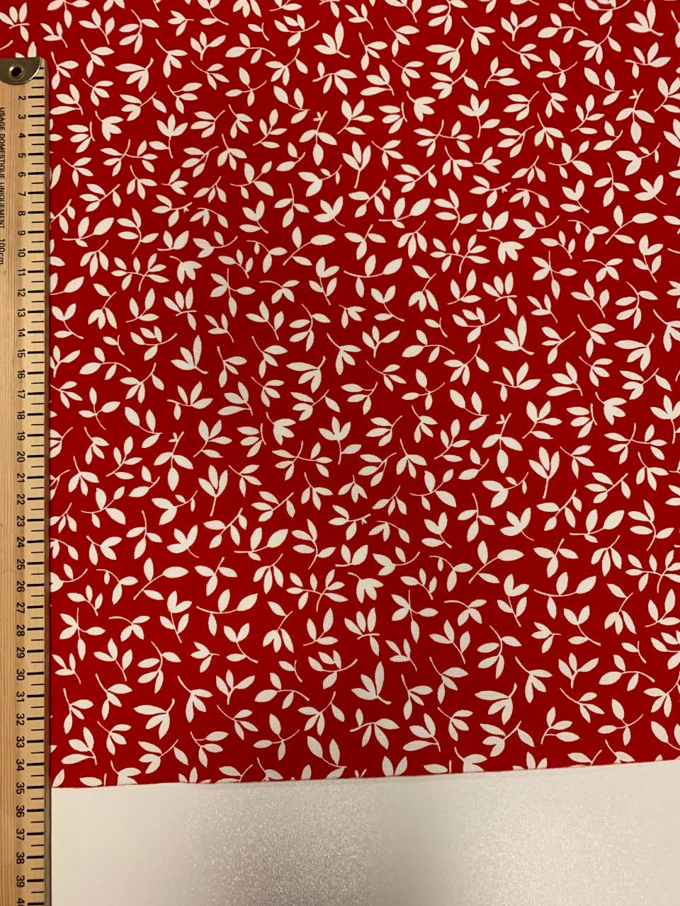 Roter Hintergrund und weiße Blüten