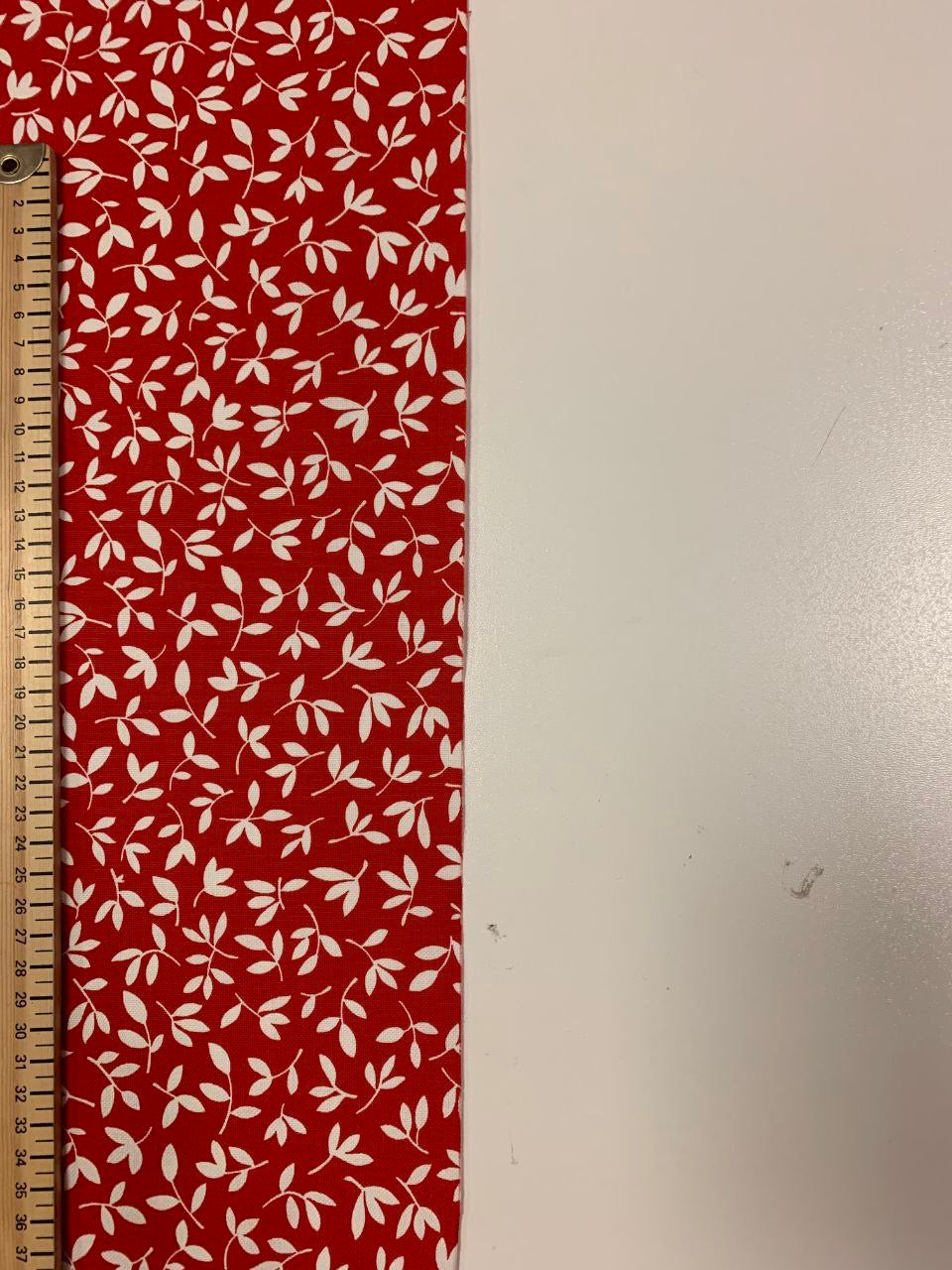 Roter Hintergrund und weiße Blüten