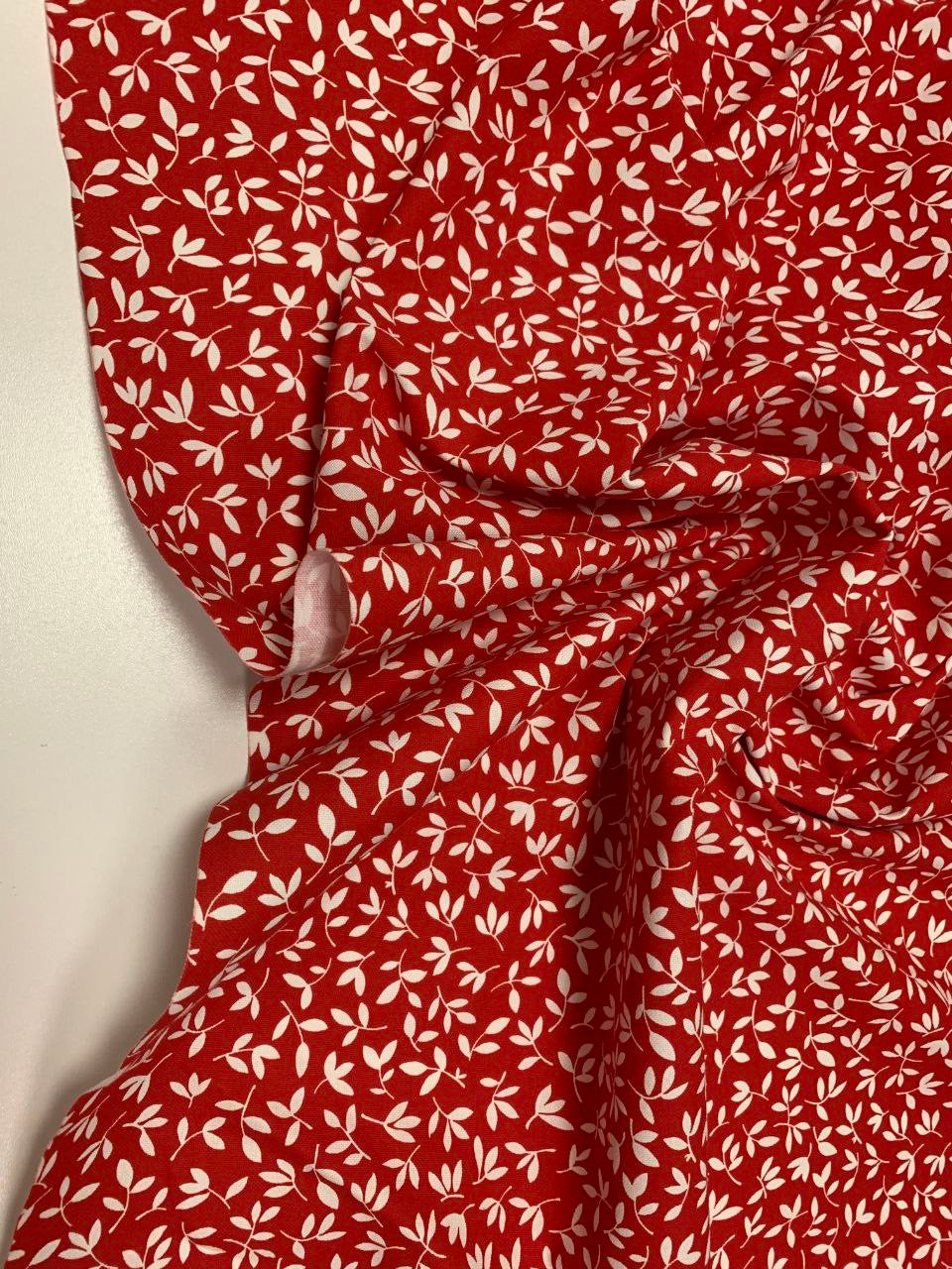 Roter Hintergrund und weiße Blüten