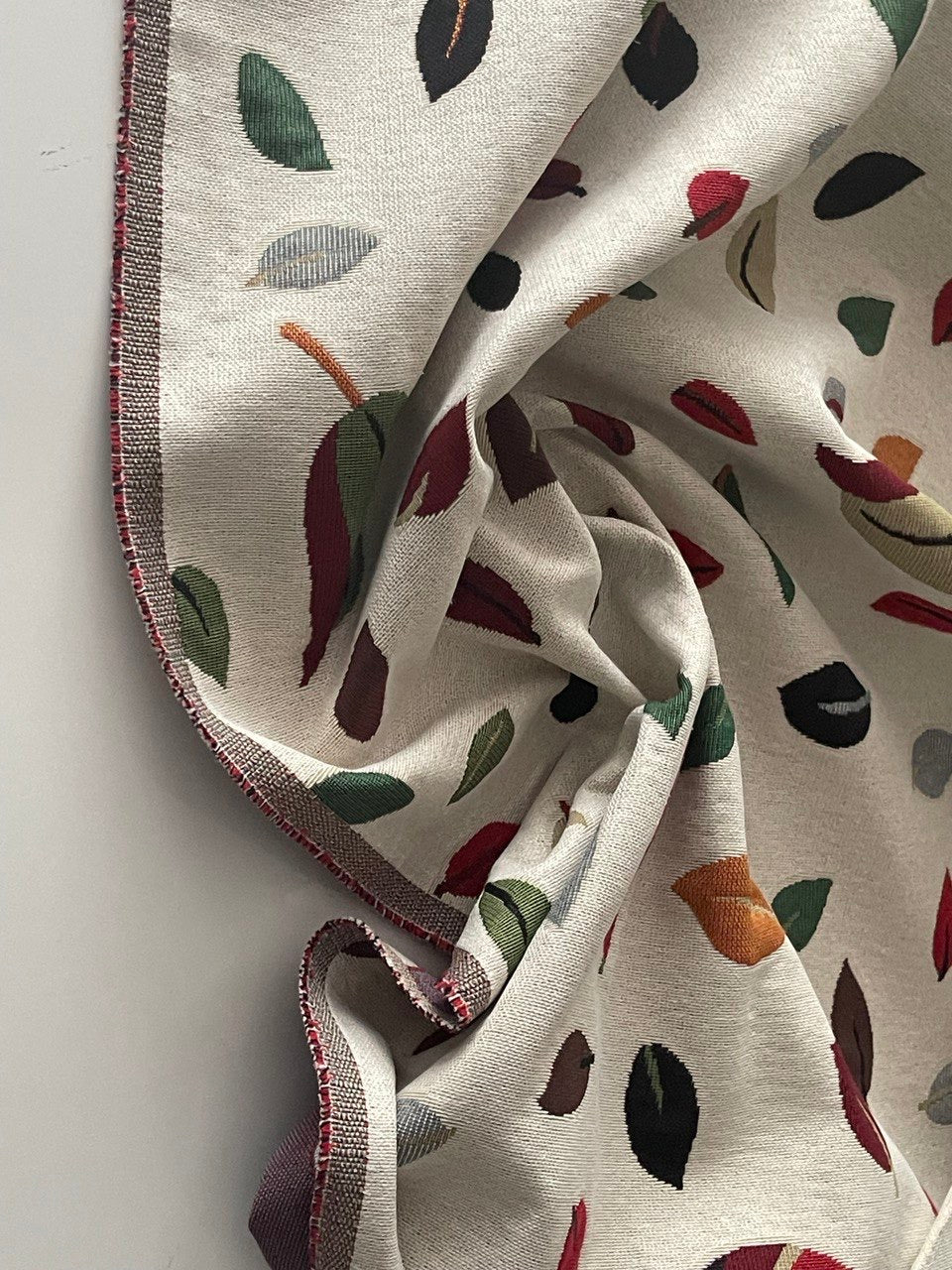 Gobelin Stoffe Motiv bunte Blätter weißer Hintergrund