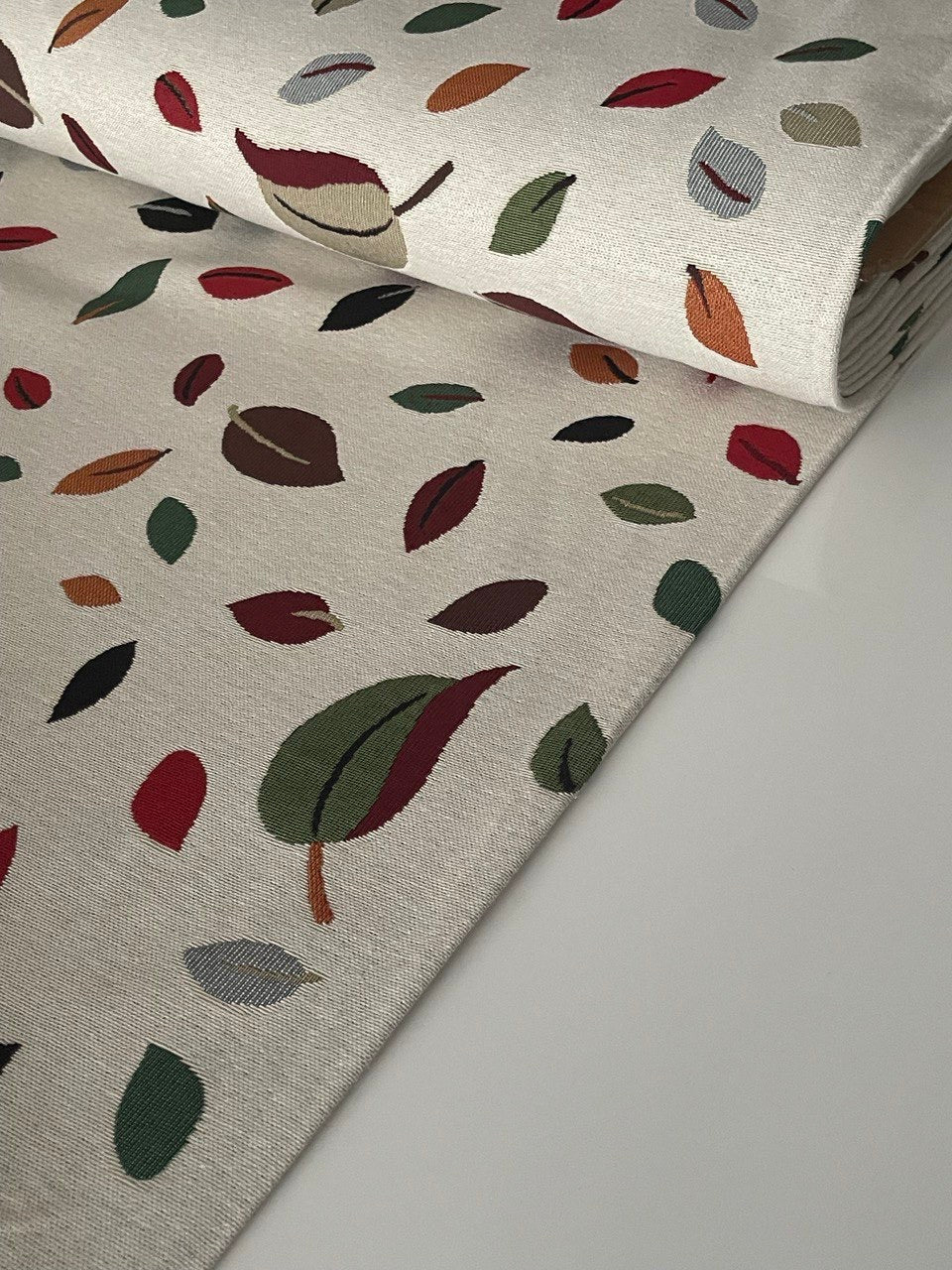 Gobelin Stoffe Motiv bunte Blätter weißer Hintergrund
