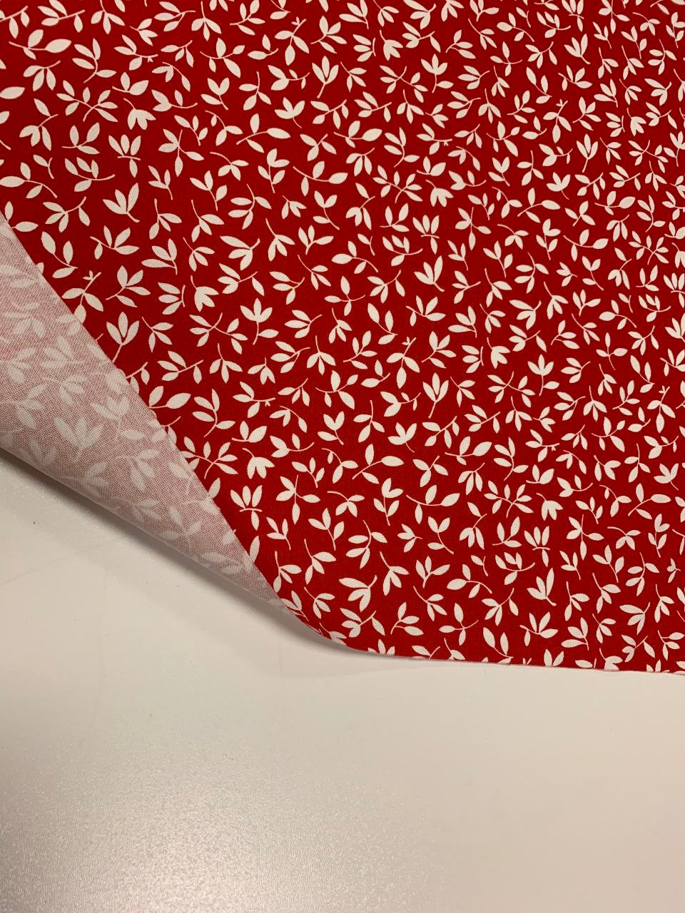 Roter Hintergrund und weiße Blüten