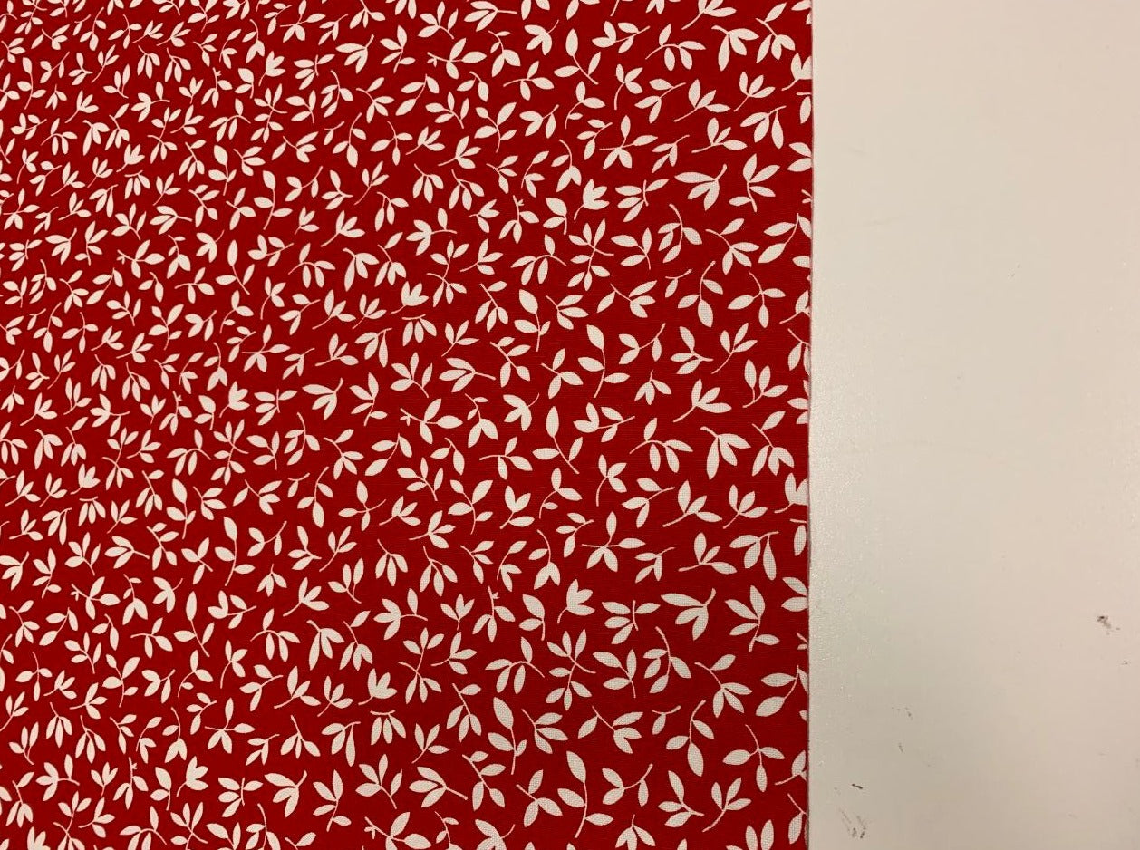 Roter Hintergrund und weiße Blüten