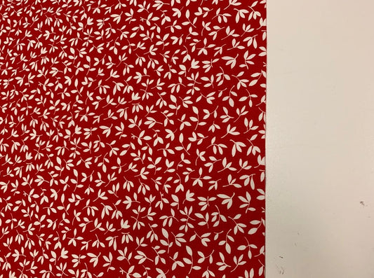 Roter Hintergrund und weiße Blüten