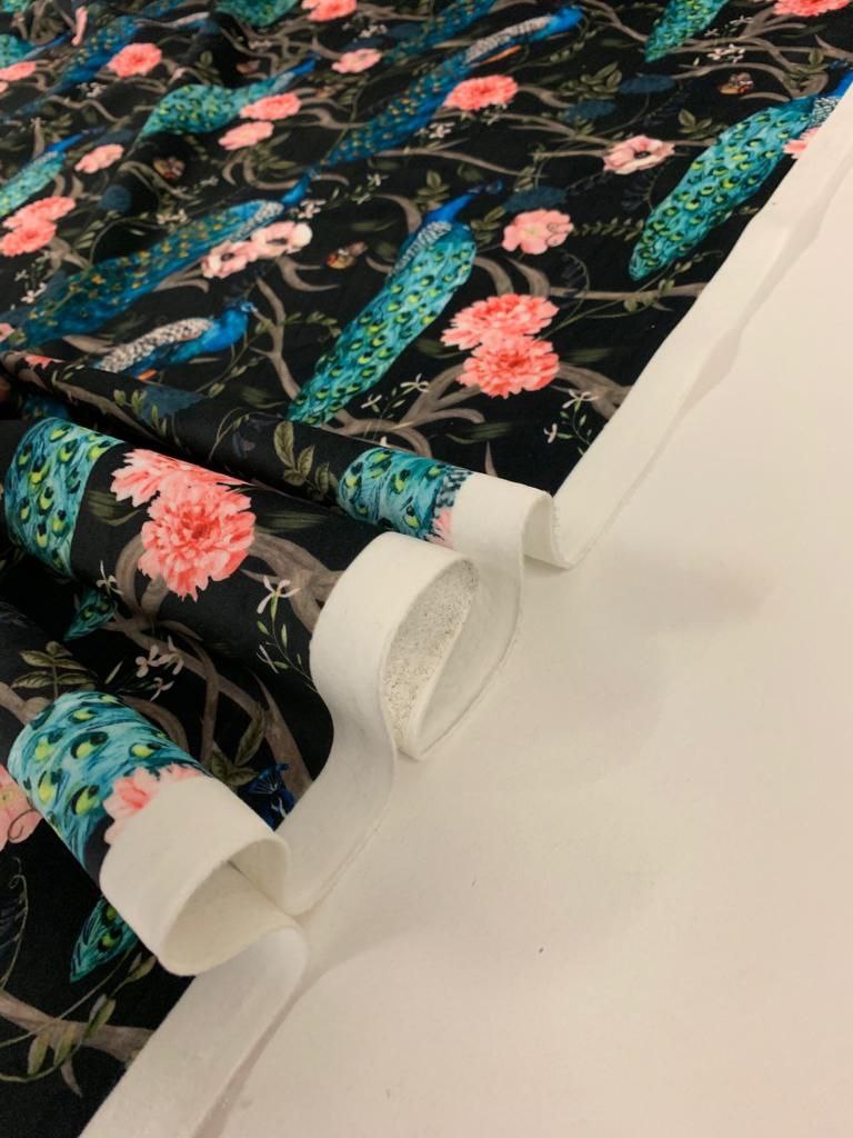 Digitalsamt Blauer Pfau mit Rosen
