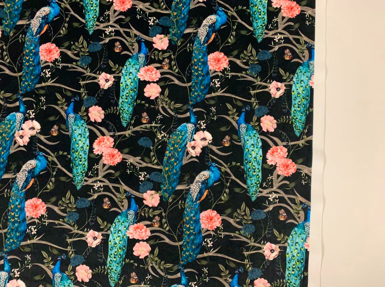 Digitalsamt Blauer Pfau mit Rosen