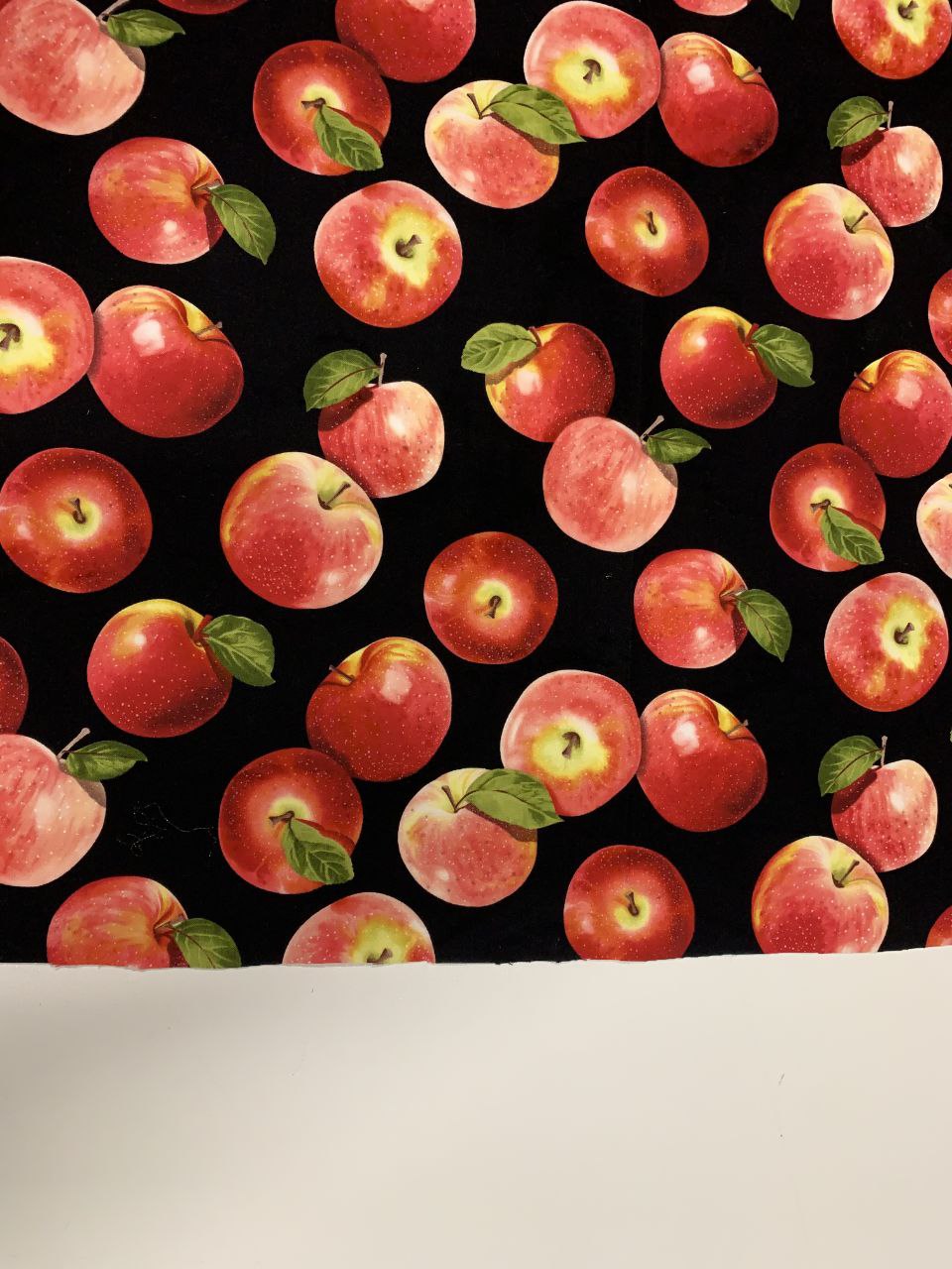 Baumwolle & Polyester Kleidung Stoffe Äpfel mit schwarzem Hintergrund