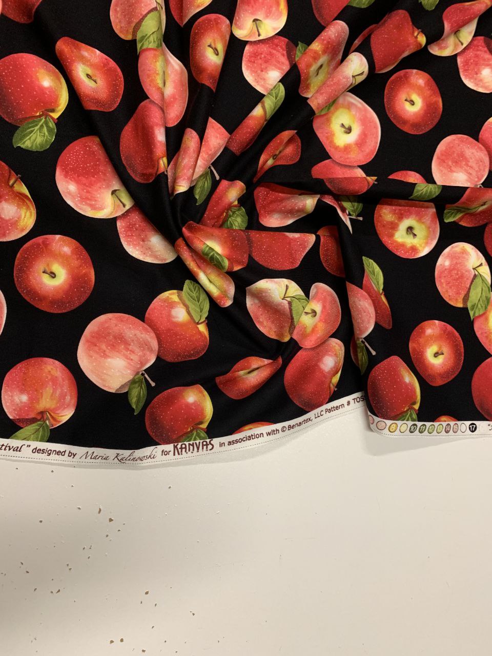 Baumwolle & Polyester Kleidung Stoffe Äpfel mit schwarzem Hintergrund