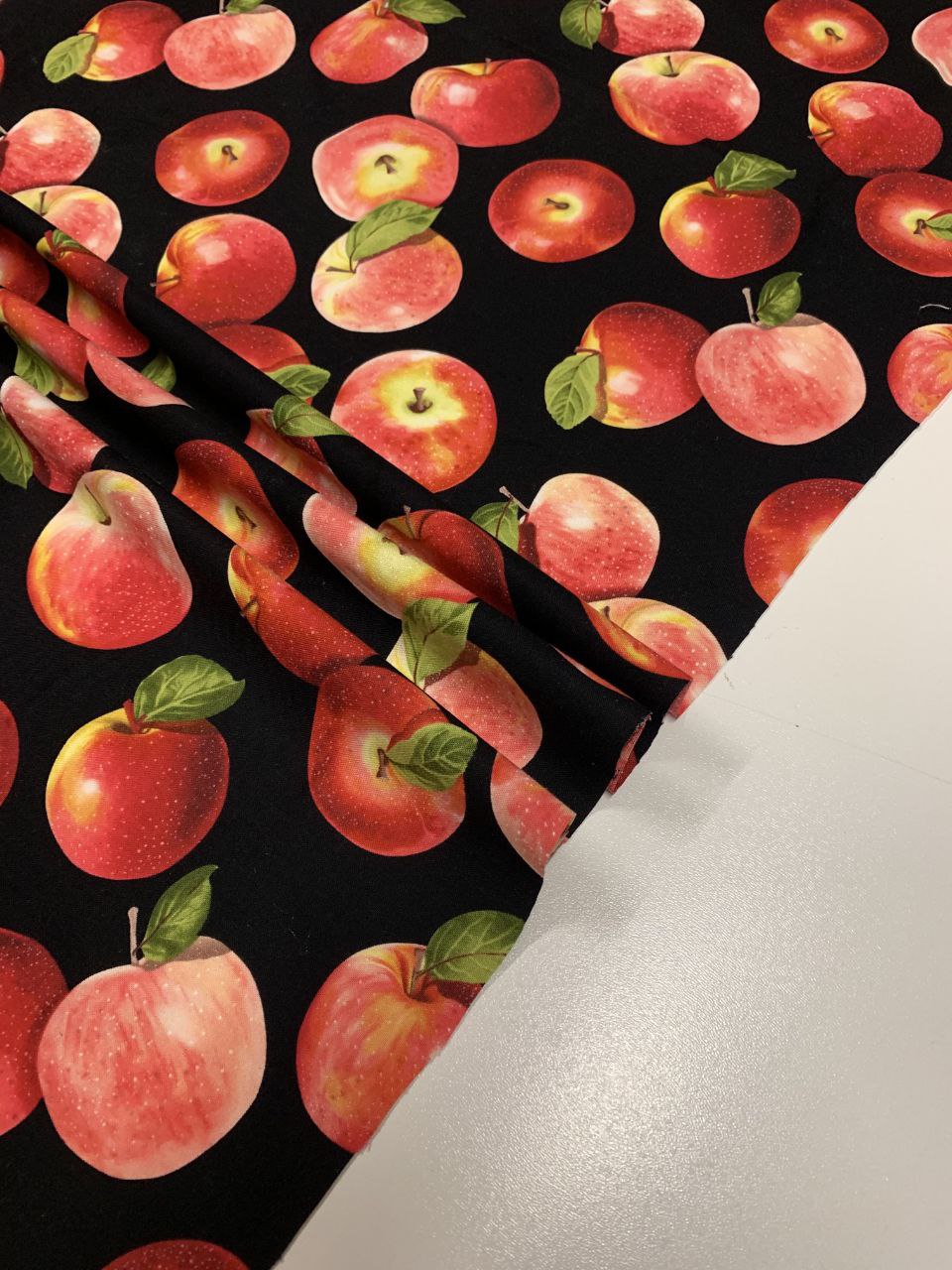 Baumwolle & Polyester Kleidung Stoffe Äpfel mit schwarzem Hintergrund