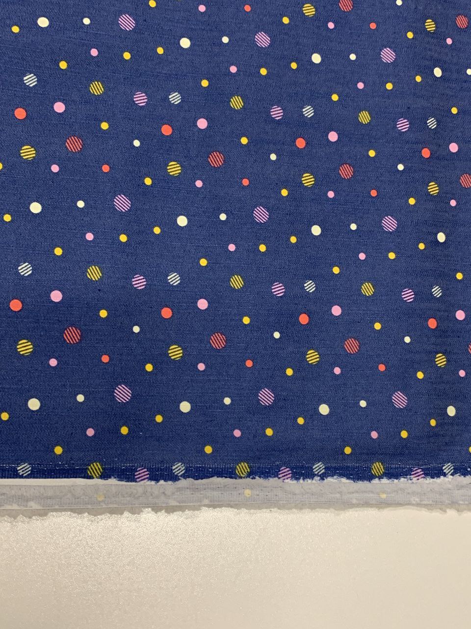 Jens Stoffe bunte Punkte mit blauem Hintergrund