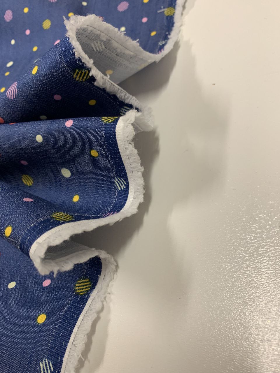 Jens Stoffe bunte Punkte mit blauem Hintergrund