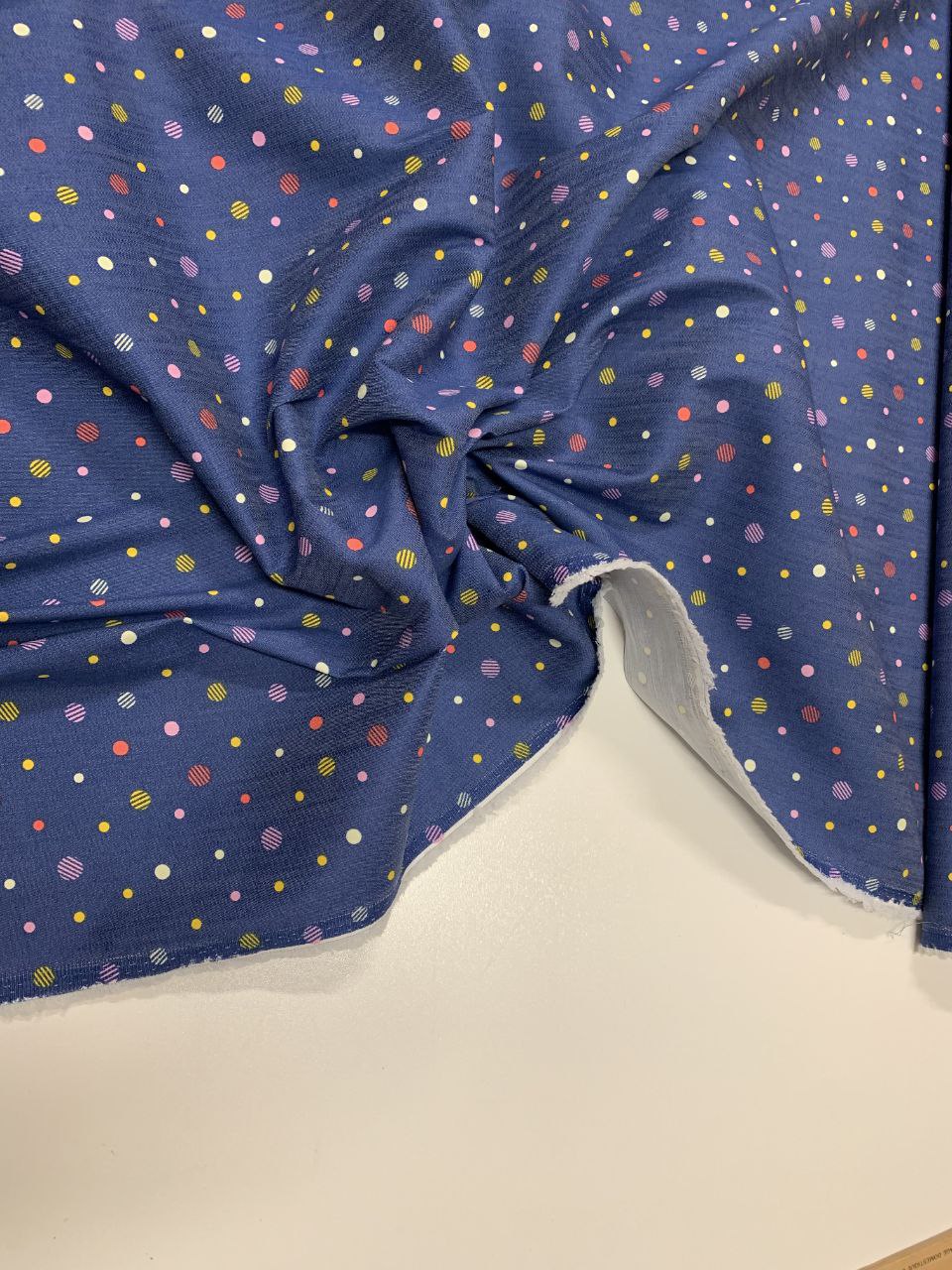 Jens Stoffe bunte Punkte mit blauem Hintergrund